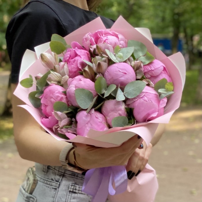 Букет из 9 пионов Флеминг с альстромерией